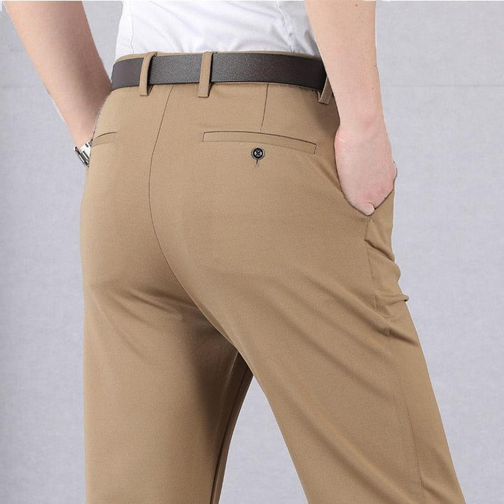 Dettaglio tessuto: pantaloni uomo slim fit grigio scuro, anti-piega e super comodi per tutto il giorno.
