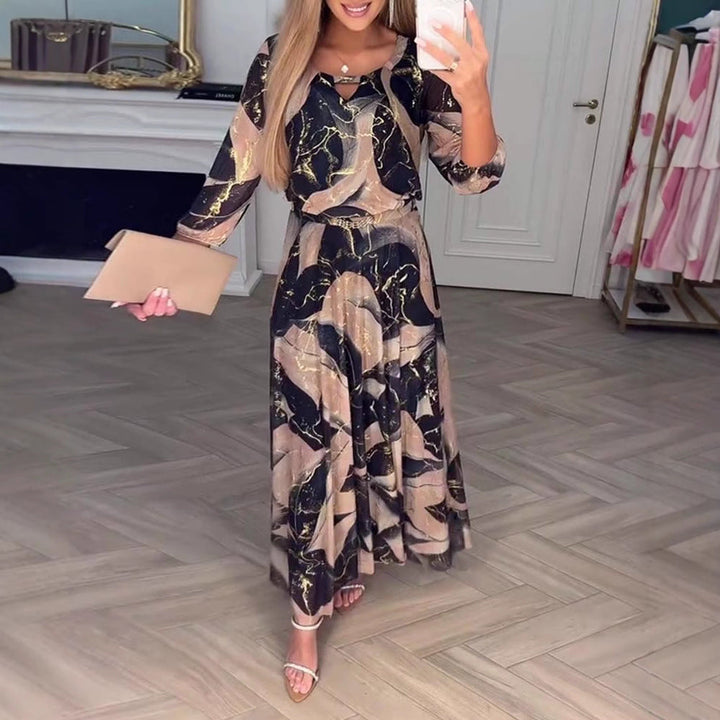 Elegante abito maxi floreale nero da donna, stile boho chic, con maniche a tre quarti. Abbigliamento estivo.