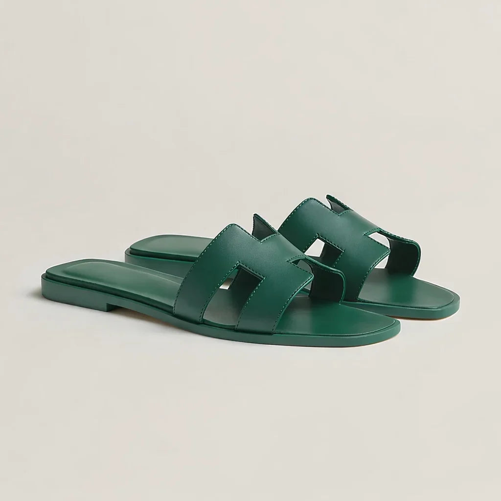 Sandali Capri artigianali unisex in movimento, comfort e flessibilità per passeggiate estive.