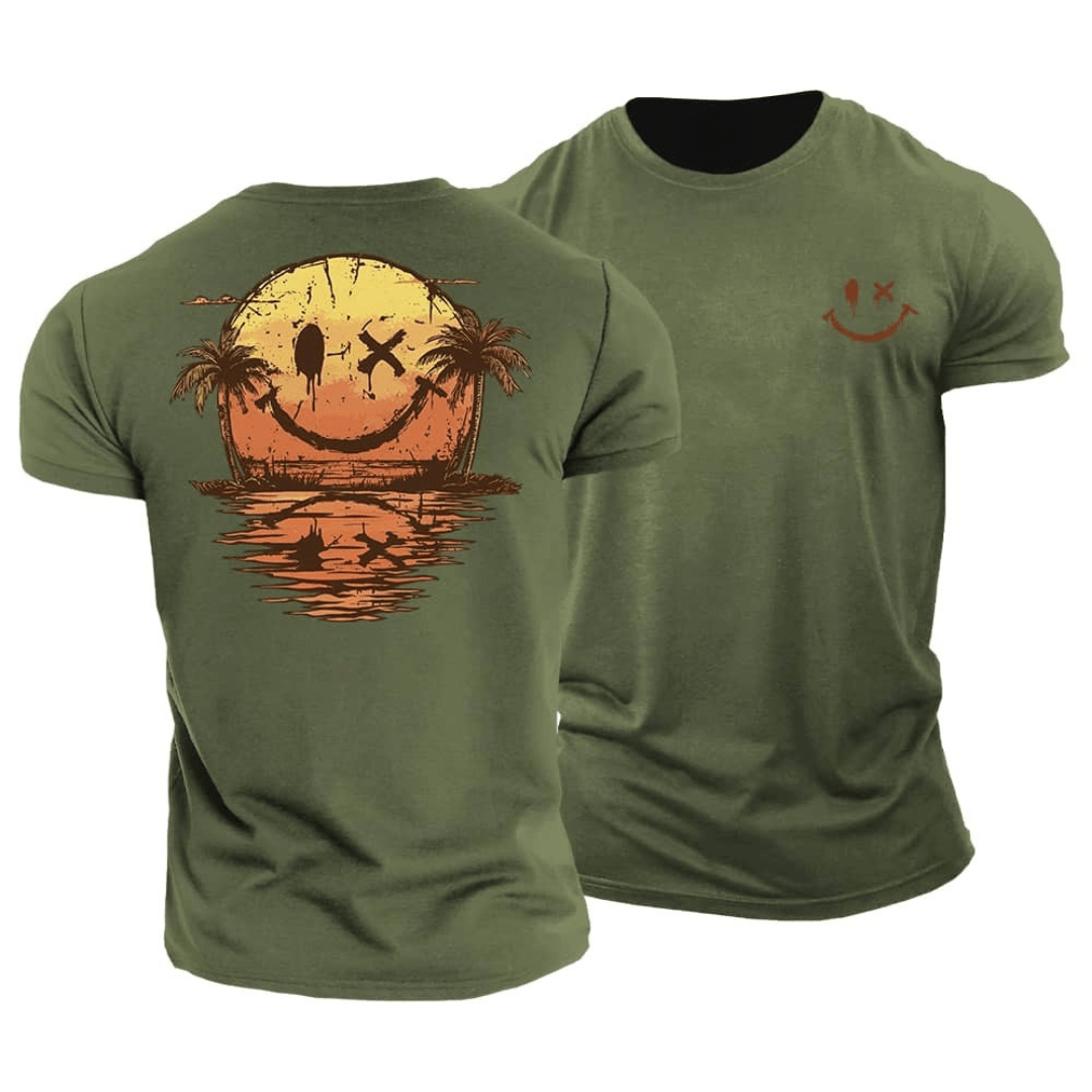 Modello indossa t-shirt estiva uomo con stampa smiley per un look rilassato e tempo libero.