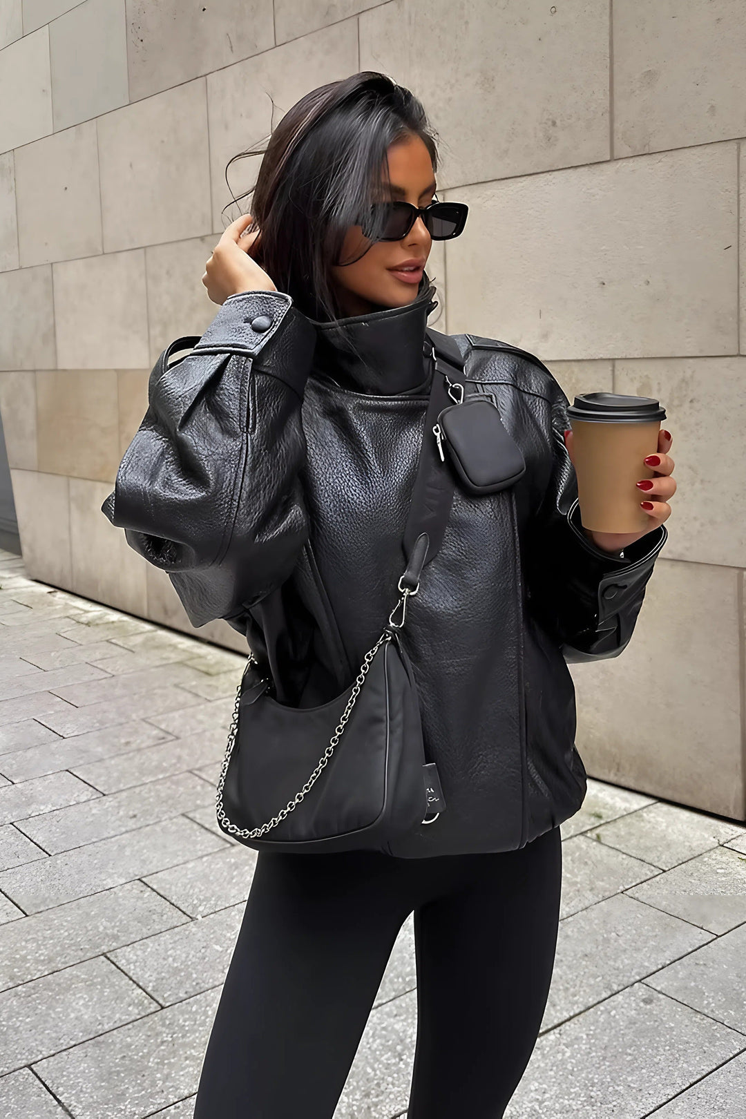 Giacca donna aderente in pelle stile biker, con zip metallo, per un look invernale urbano e alla moda. Outwear femminile.