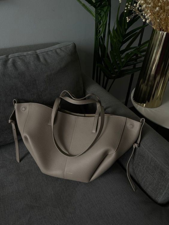 Borsa tote vintage in pelle, un must-have elegante e funzionale per ogni donna moderna.