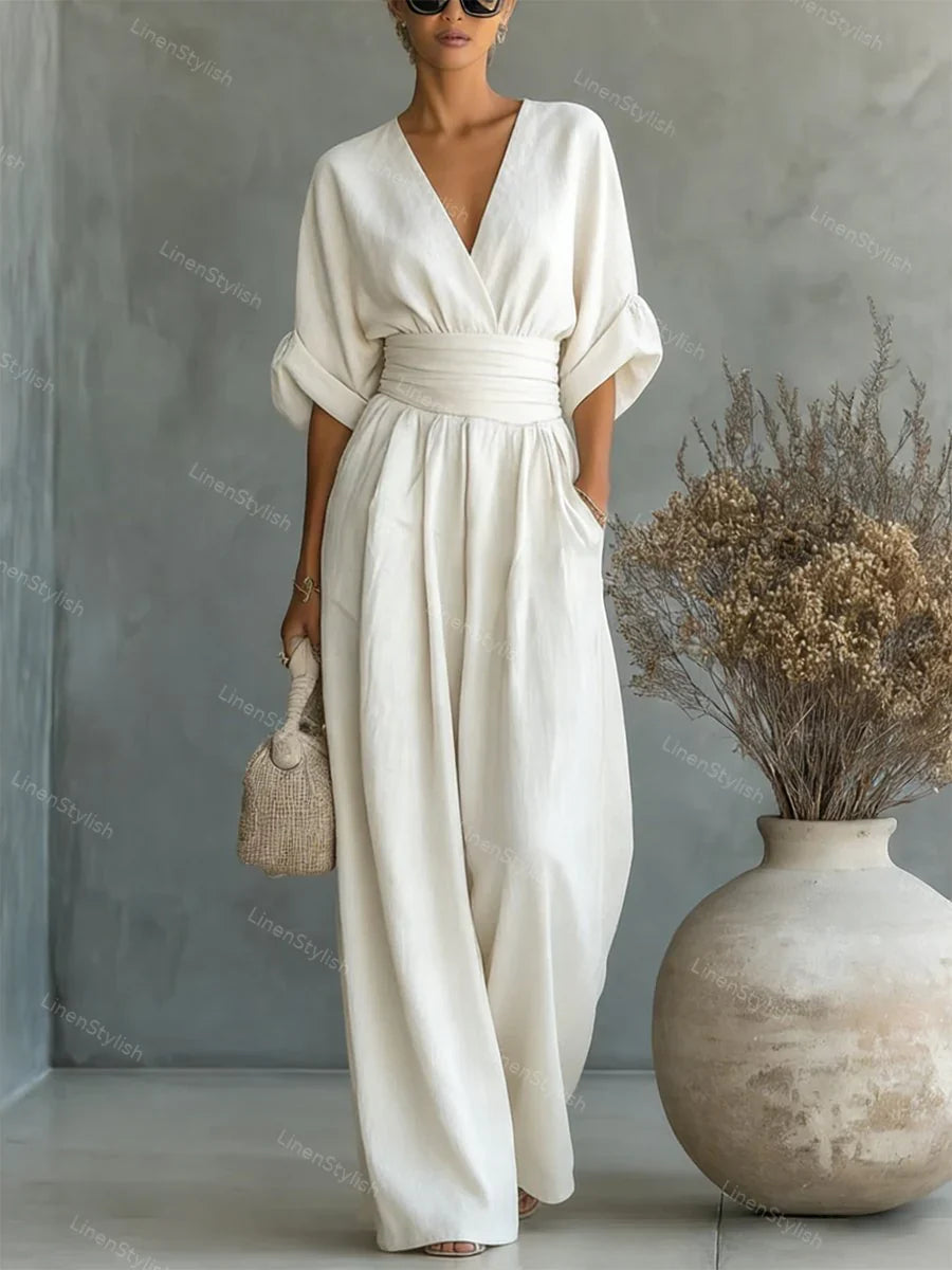 Jumpsuit donna sofisticata con cintura in vita, scollo V profondo e maniche a kimono. Look raffinato.