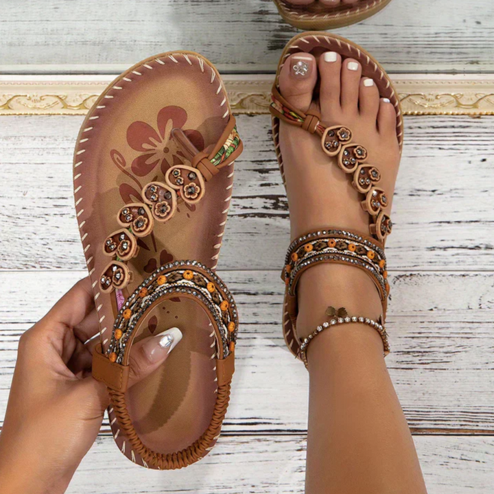 Infradito donna boho con perline artigianali, sandali estivi comodi per spiaggia e vacanze casual.