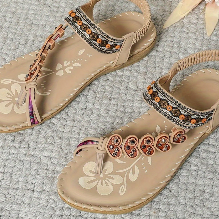 Infradito donna artigianali con perline, stile boho, sandali estivi versatili per outfit casual.