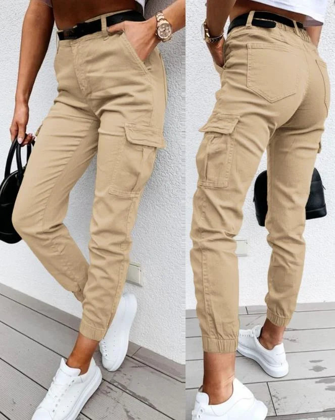 Donna indossa pantaloni cargo a vita alta, stile casual chic, ideali per outfit primaverili e autunnali.