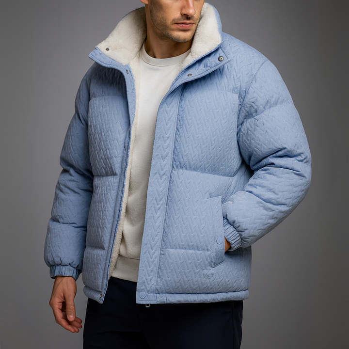 Uomo indossa giubbotto piumino invernale con collo alto, piumino imbottito per affrontare il freddo con stile.