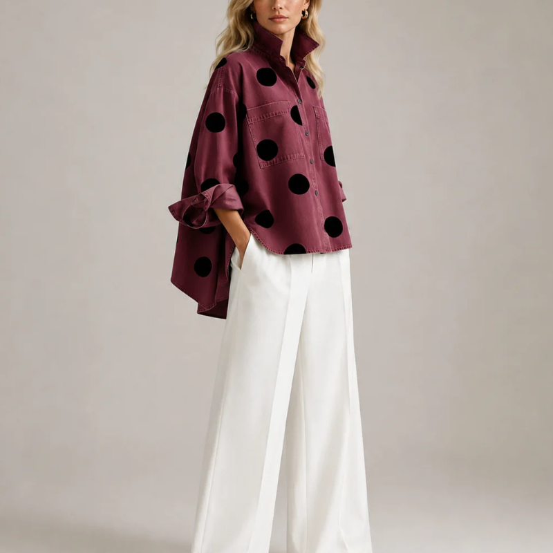 Stilosa camicia donna casual a pois, manica lunga con bottoni. Ideale come top versatile per outfit quotidiani.