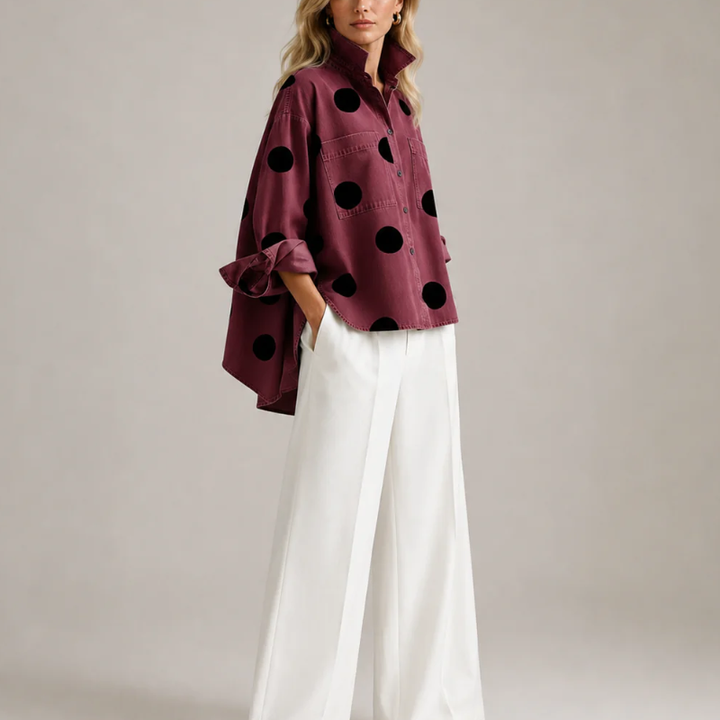 Stilosa camicia donna casual a pois, manica lunga con bottoni. Ideale come top versatile per outfit quotidiani.