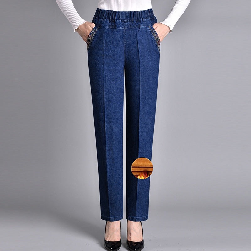 Jeans donna a gamba dritta, disponibili anche in taglie forti, con vita elastica e tasche per ogni silhouette.