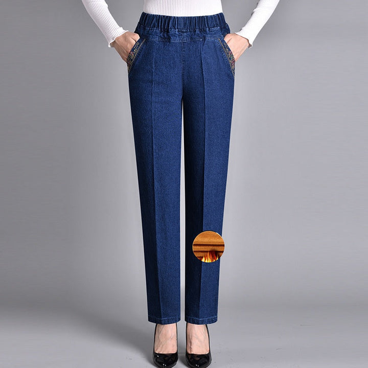 Jeans donna a gamba dritta, disponibili anche in taglie forti, con vita elastica e tasche per ogni silhouette.