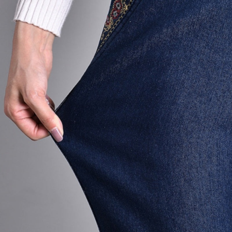 Jeans comodi da donna con tasche laterali e vita elastica, a gamba dritta per un look versatile ed elegante.