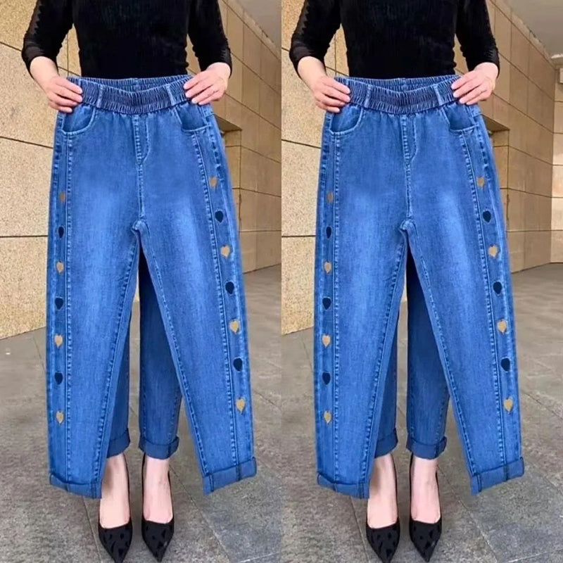 Pantaloni donna comodi e chic, in tessuto ultra elastico con stampa cuori, ideali per outfit casual.