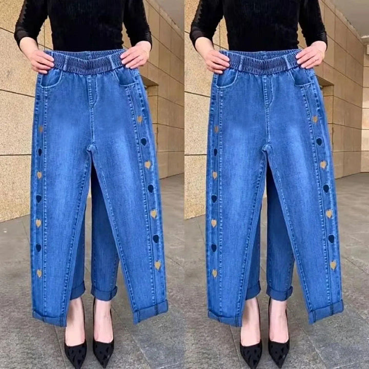 Pantaloni donna comodi e chic, in tessuto ultra elastico con stampa cuori, ideali per outfit casual.