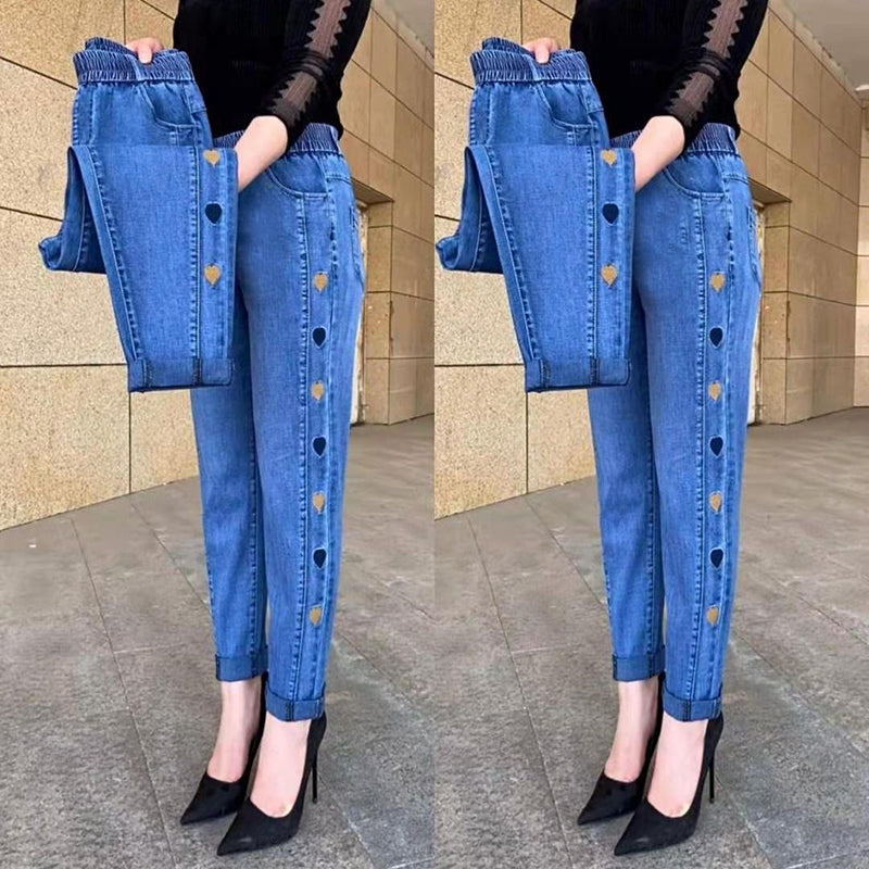 Pantaloni donna elastici vita alta neri con cuori, vestibilità aderente. Comodi e alla moda.