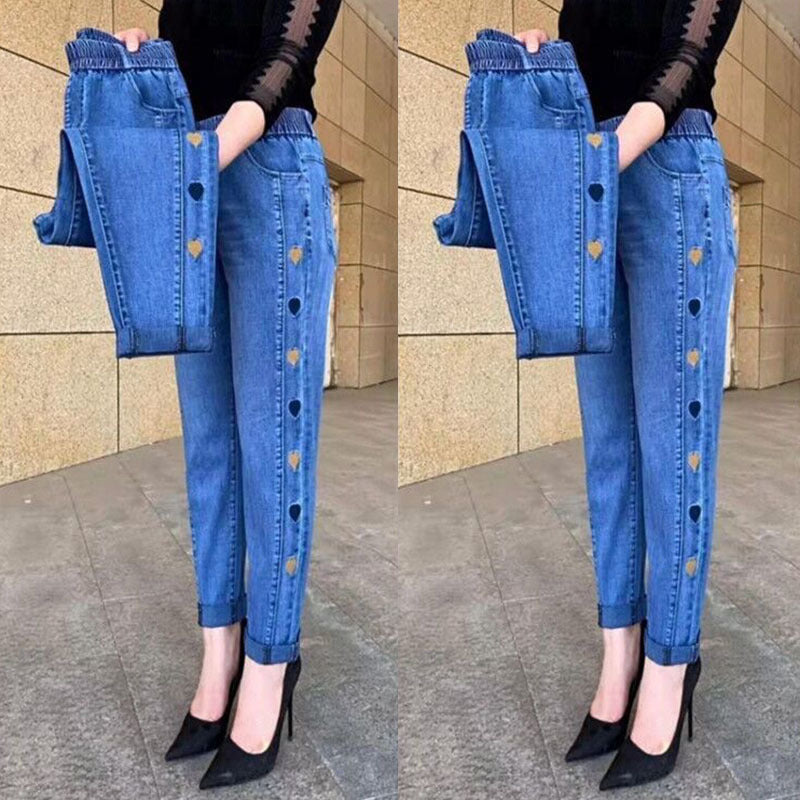 Pantaloni donna ultra elastici e trendy, con design a cuori. Perfetti per un look casual-chic e confortevole.