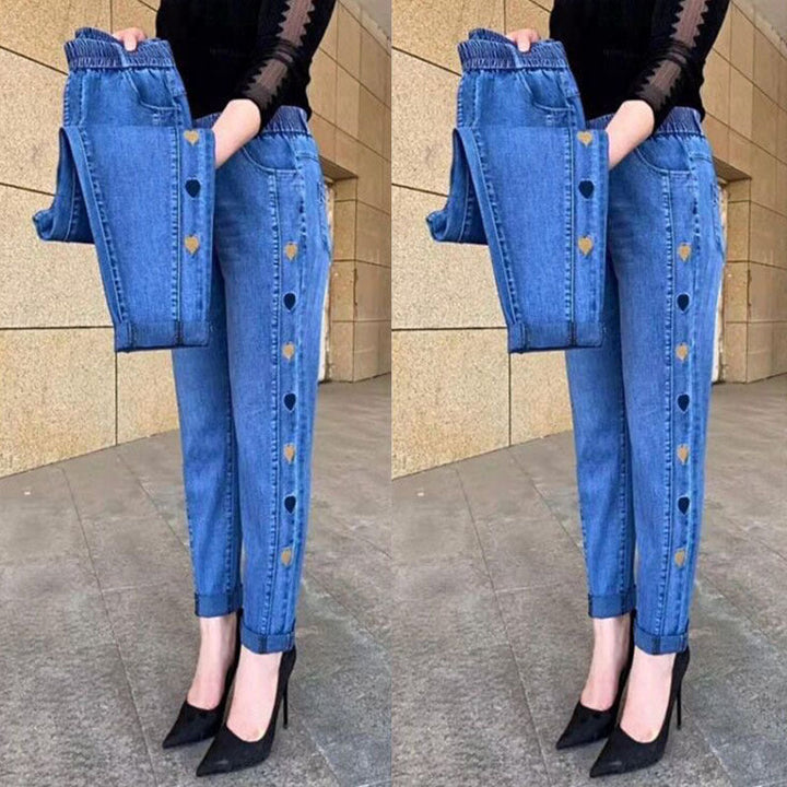 Pantaloni donna ultra elastici e trendy, con design a cuori. Perfetti per un look casual-chic e confortevole.