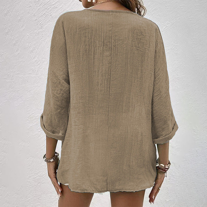 Camicia in cotone leggero, scollo a V. Top donna a maniche lunghe, stile casual chic per la moda quotidiana.
