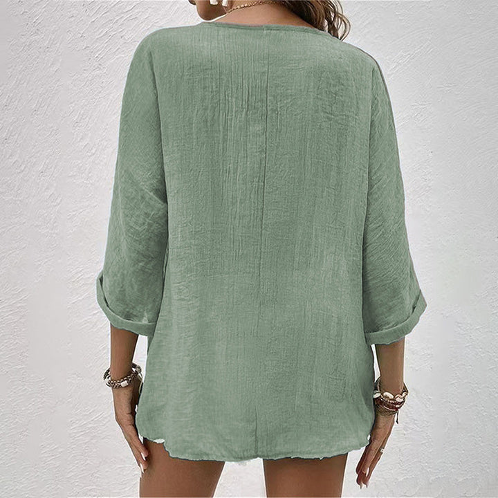 Camicia donna scollo a V, maniche lunghe. Top elegante ma casual, ideale per l'eleganza quotidiana femminile.