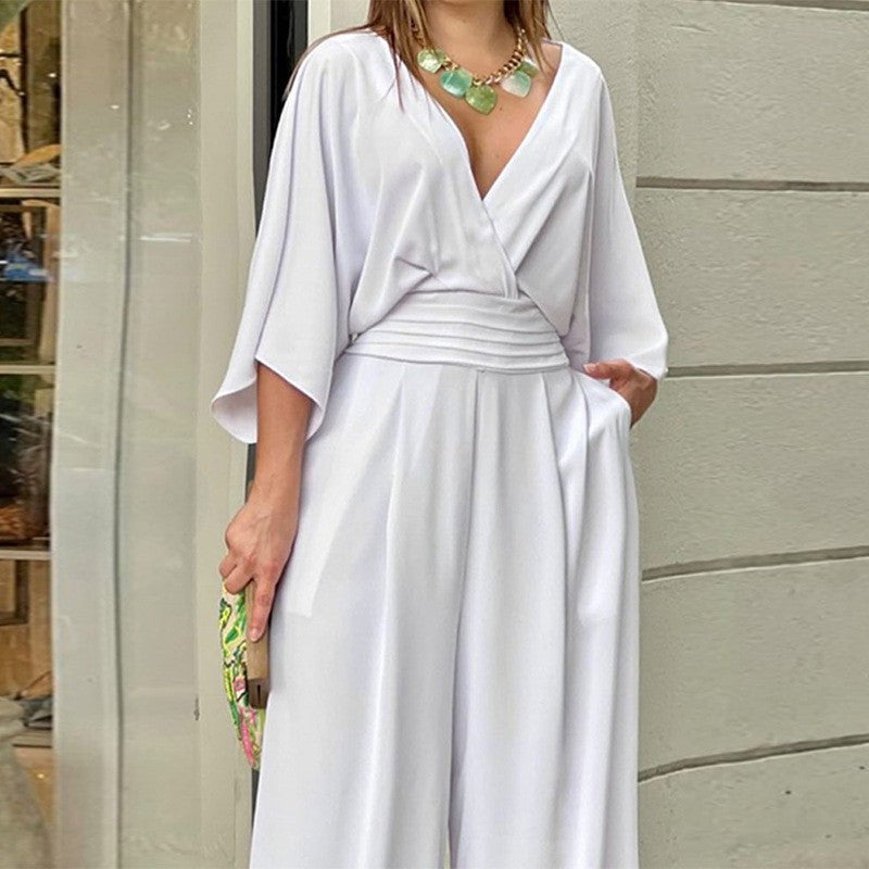 Splendida tuta lunga elegante da donna a gamba larga con scollo a V, un capo essenziale per la moda.