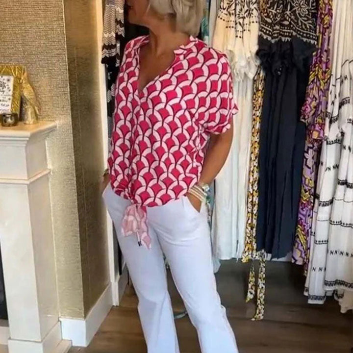 Top donna casual a maniche corte, stampa vivace e scollo a V. Perfetto per comfort quotidiano e abbigliamento versatile.