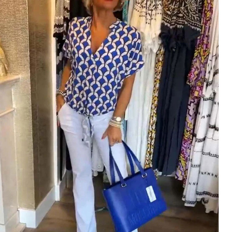 Top donna con scollo a V e stampa vivace, perfetto per un outfit casual e colorato in primavera/estate.