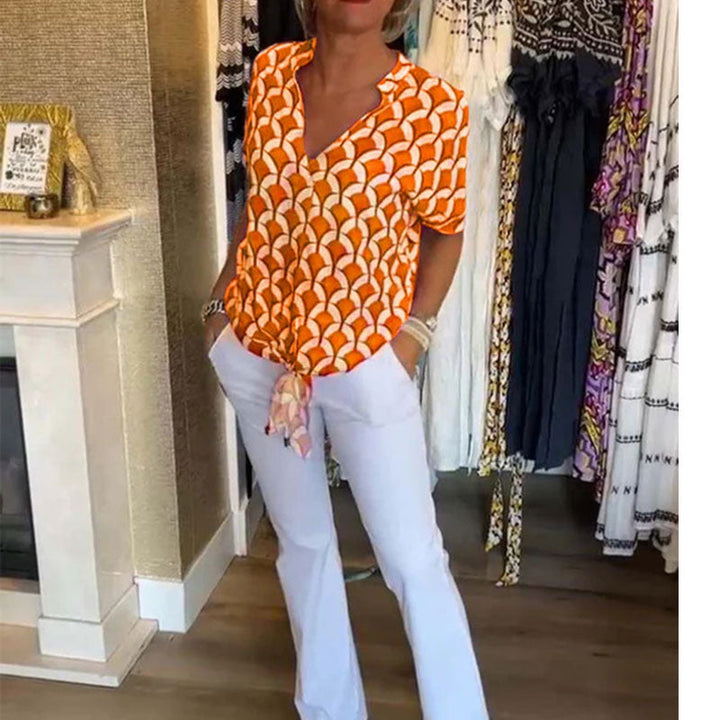 Top donna scollo V, stampa vivace, maniche corte, casual. Abbigliamento versatile primavera estate, top colorato.