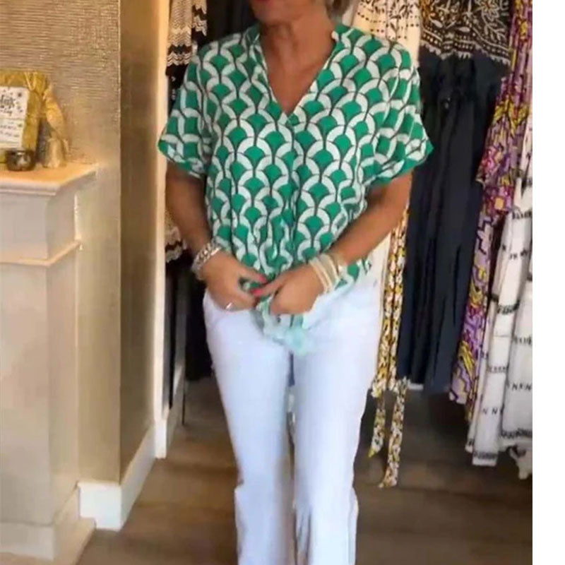 Top donna leggero con stampa vivace, scollo a V e maniche corte. Essenziale per la moda estiva e comfort.