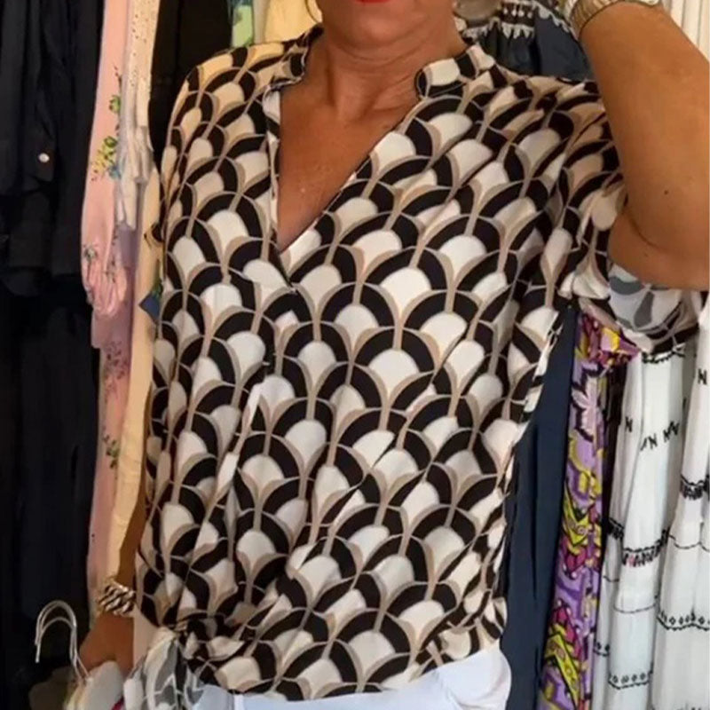 Top donna casual e confortevole, con scollo a V, maniche corte e stampa vivace. Perfetto per tutti i giorni.