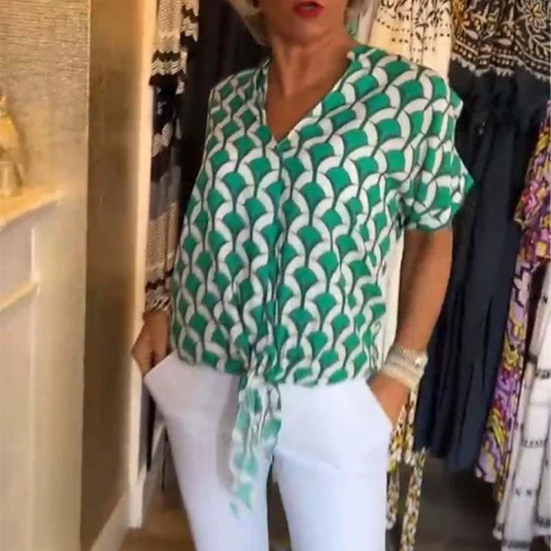 Top donna casual con scollo a V, maniche corte e stampa vivace. Abbigliamento versatile per la primavera estate.