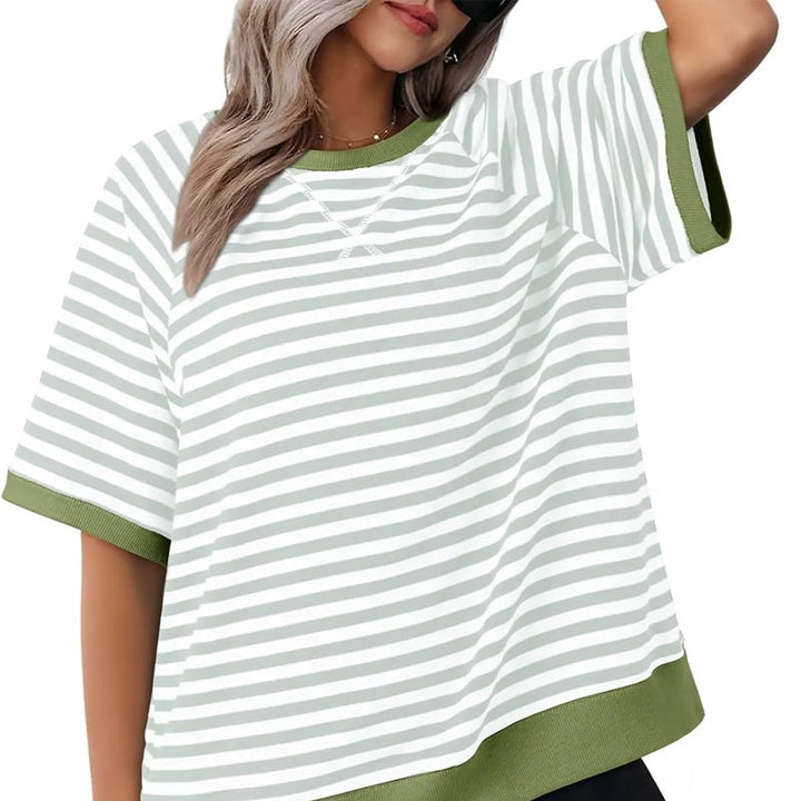 Maglietta a righe estiva da donna, comoda e casual, perfetta per le giornate di sole e relax.