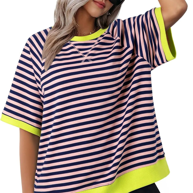 Maglietta a righe da donna, girocollo, tessuto leggero per un outfit estivo casual e alla moda.