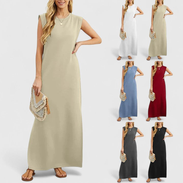Primo piano dell'abito lungo estivo donna con scollo tondo, tessuto leggero e fluente, moda casual versatile.
