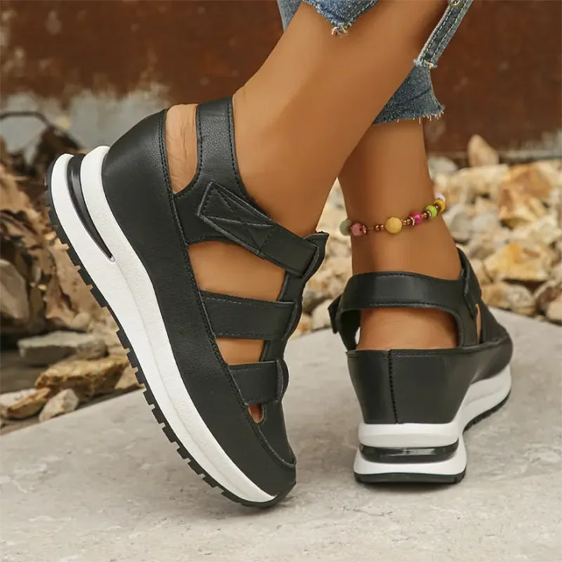 Sandali donna estivi, design moderno con punta chiusa e comfort ammortizzato. Calzature versatili e alla moda.