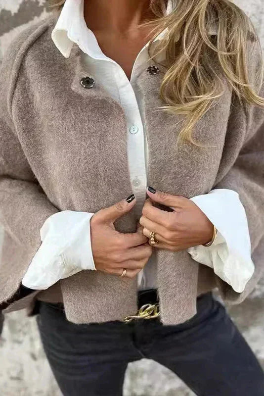 Giacca corta donna con maniche svasate, stile moderno ed elegante per outfit primaverili versatili.