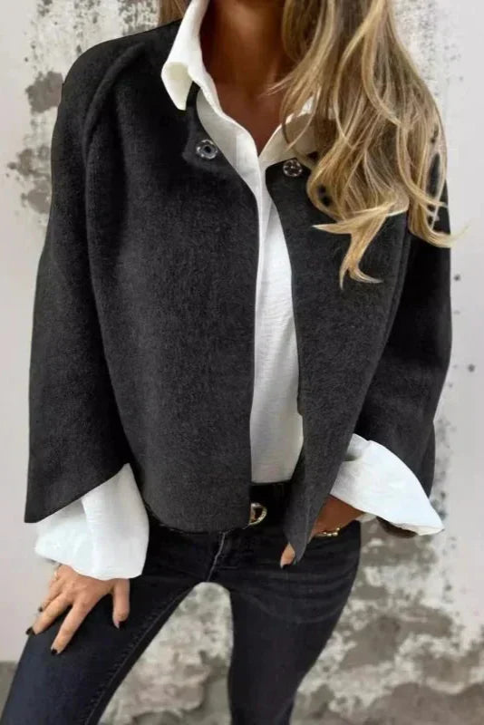 Giacca nera corta donna, maniche svasate. Capo elegante e versatile per la moda primavera.