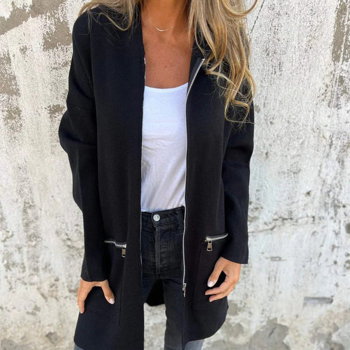 Giacca elegante da donna a maniche lunghe con cerniera. Perfetta per outfit moderni e versatili.