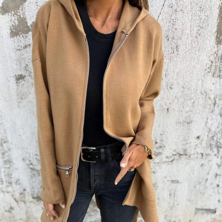 Giacca grigia da donna con cerniera, maniche lunghe. Offre stile elegante e casual, moda versatile.