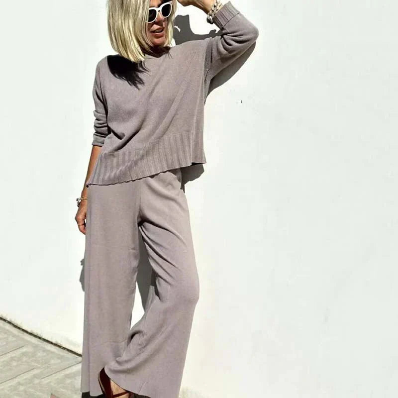 Completo maglia donna due pezzi: pullover oversize e pantaloni coordinati, comodo ed elegante per un look versatile.