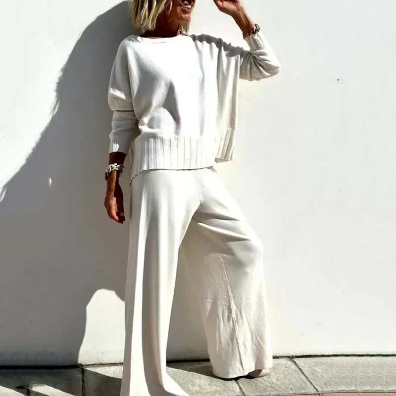 Completo in maglia donna grigio: pullover e pantaloni coordinati per un outfit chic e confortevole.