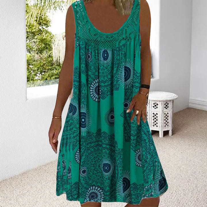 Vestito ampio e colorato, senza maniche, con stampa grafica vivace. Ideale per un'estate piena di stile.