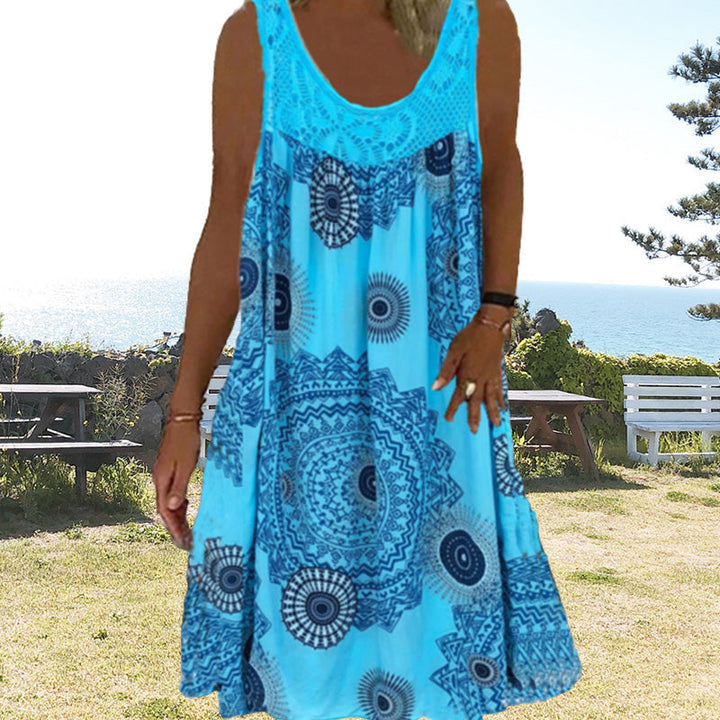 Look da vacanza: abito ampio e colorato senza maniche, con stampa grafica audace. Perfetto per giornate di sole.
