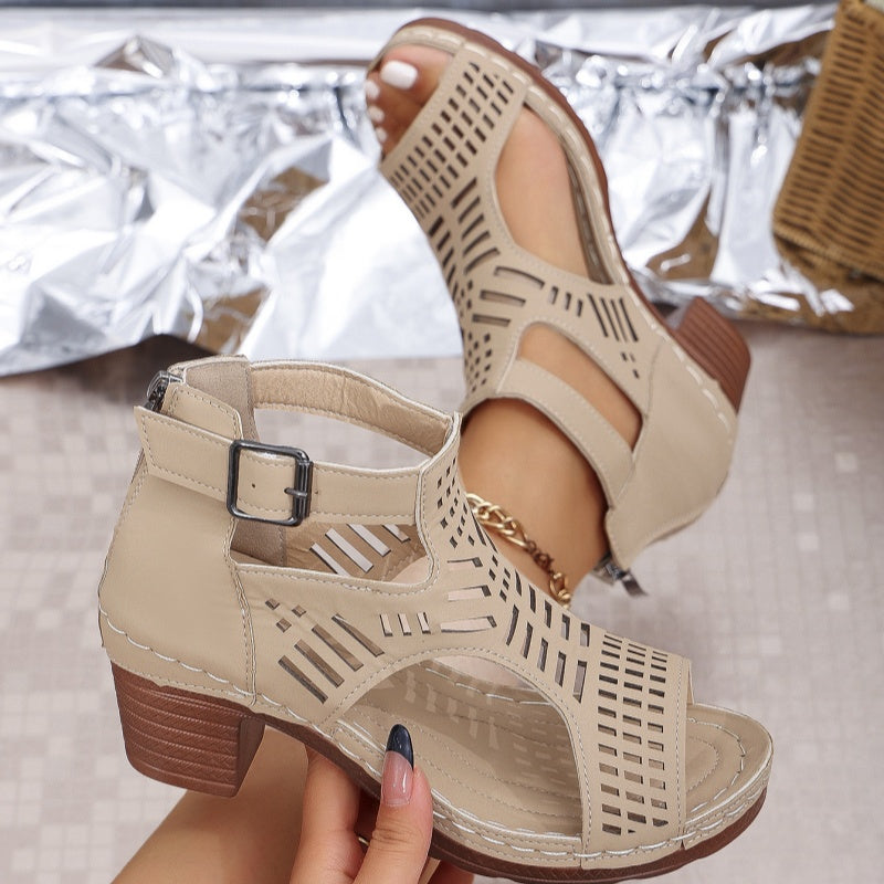 Sandali donna con tacco medio e fibbia regolabile. Punta aperta. Comfort e stile per la moda estiva e occasioni eleganti.
