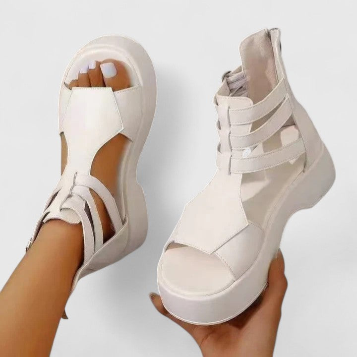 Sandali piatti ortopedici da donna, essenziali per il benessere dei piedi, con supporto e design estivo casual.