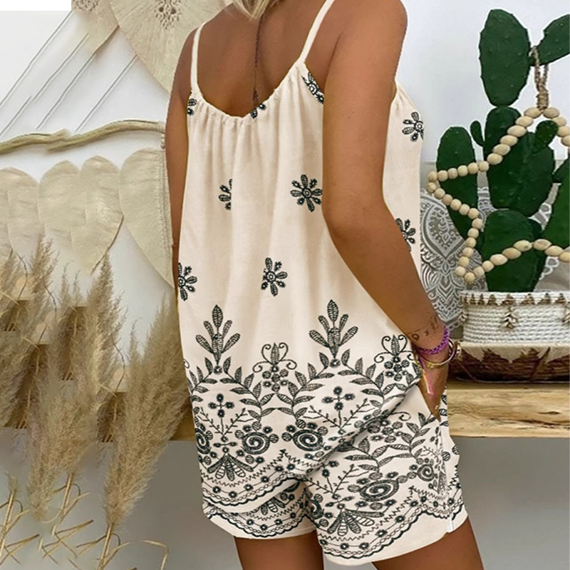Abbigliamento casual donna: set bohémien canotta e shorts. Ideale per spiaggia, vacanze o tempo libero.