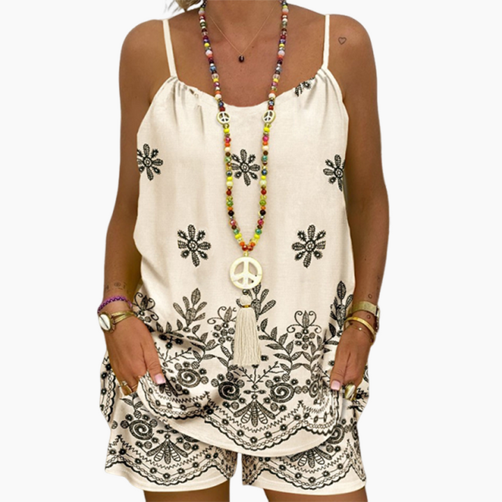 Outfit donna completo: canotta bohémien e shorts abbinati. Set estivo con stampa floreale per un look fresco e casual.