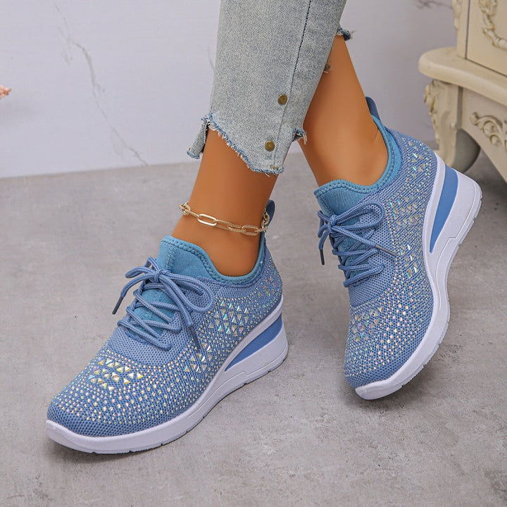 Sneakers da donna con zeppa e strass, ortopediche per un comfort elevato.