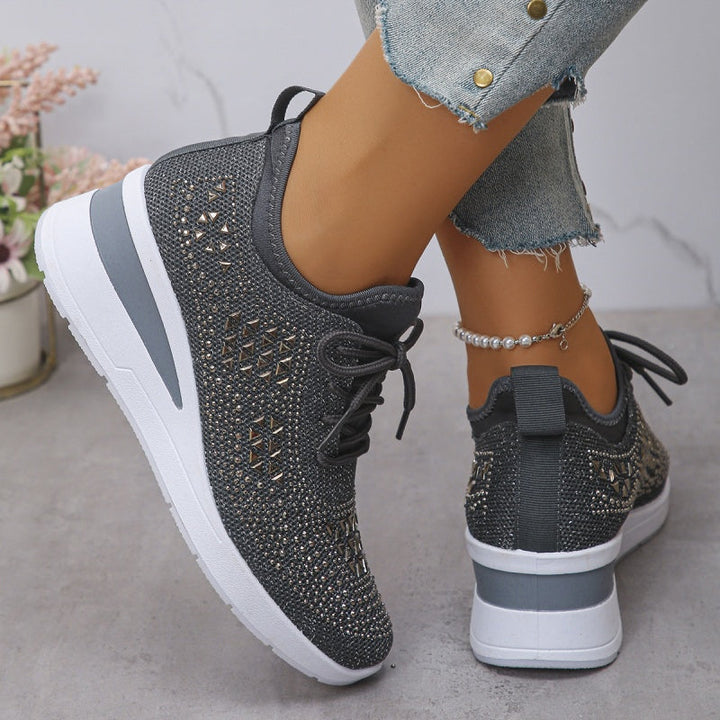 Sneakers donna versatili: comfort, supporto arco e strass per un tocco di glamour quotidiano.