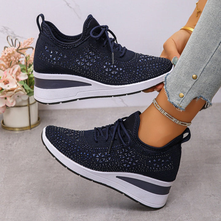 Calzature ortopediche da donna con supporto plantare e strass brillanti.