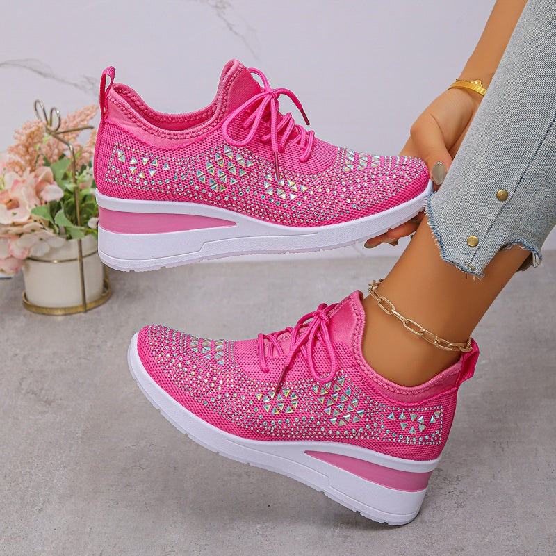 Sneakers da passeggio donna con zeppa, strass e tecnologia ortopedica.